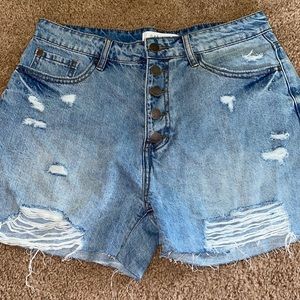 DISTRESSED JEAN SHORTS